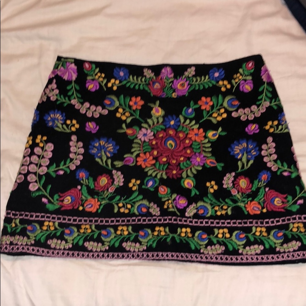 Zara women’s embroidered boho mini  skirt. Size xs